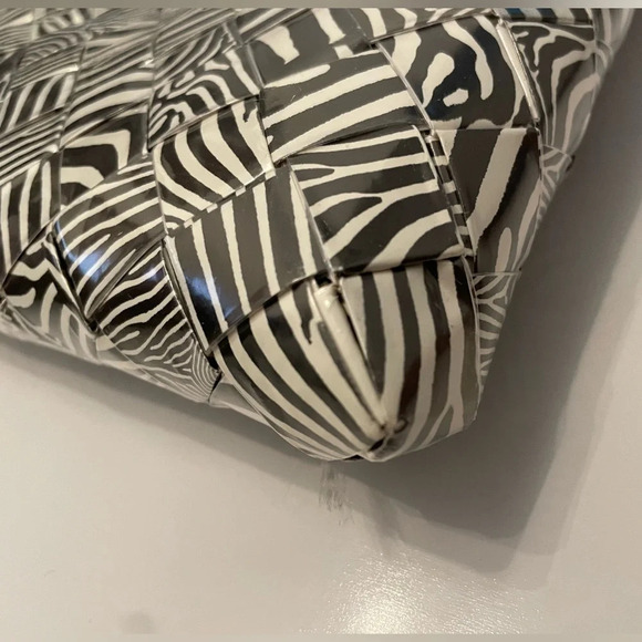 Nahui Ollin Candy Wrapping Black White Red Paper Crossbody Bag - Picture 5 of 11